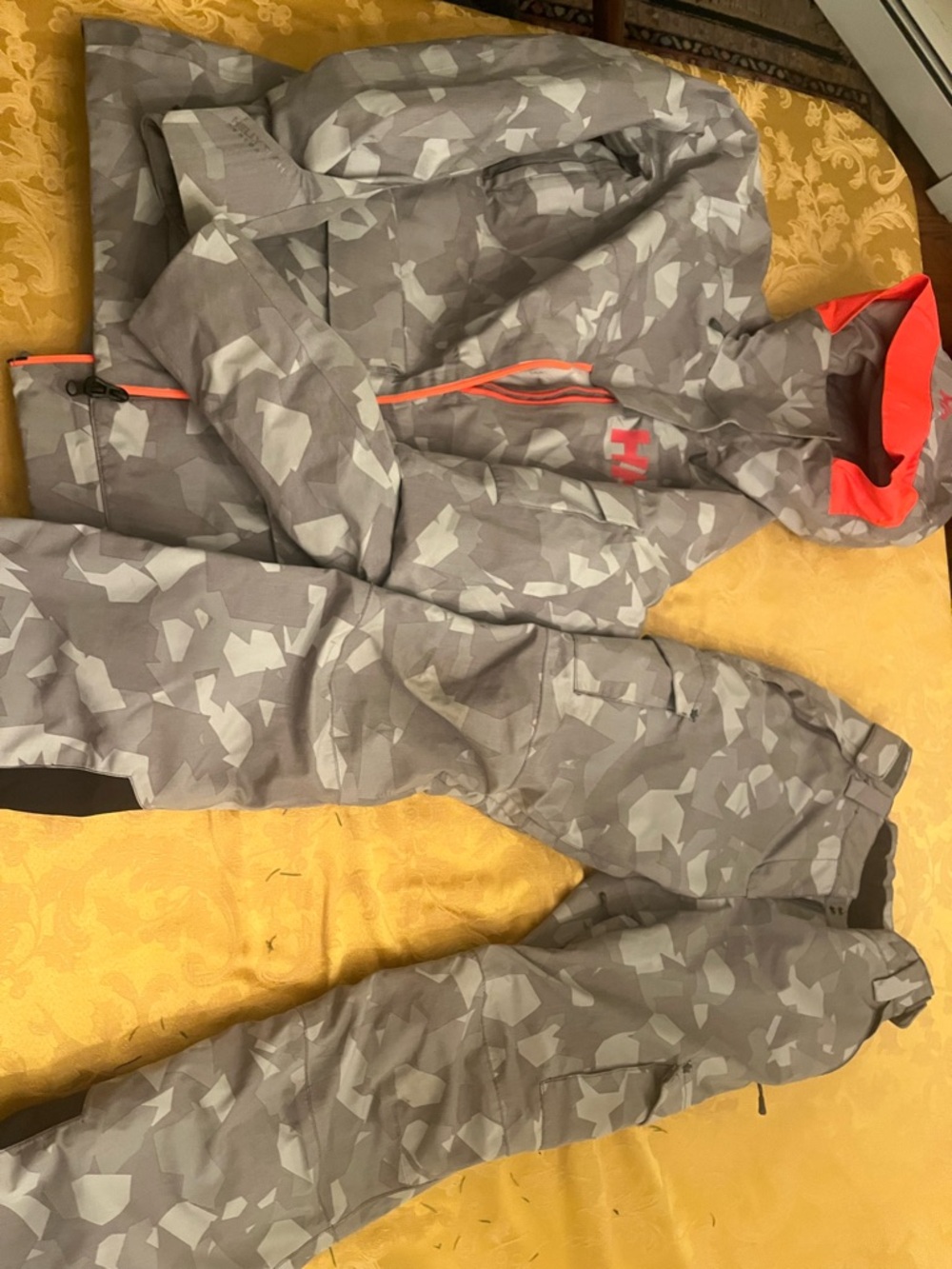 Helly Hansen white camouflage ski snow jacket pants set